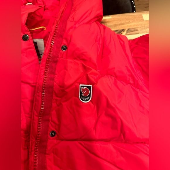 NWT never worn Fjall Raven expedition down women’s L red coat - Picture 3 of 16